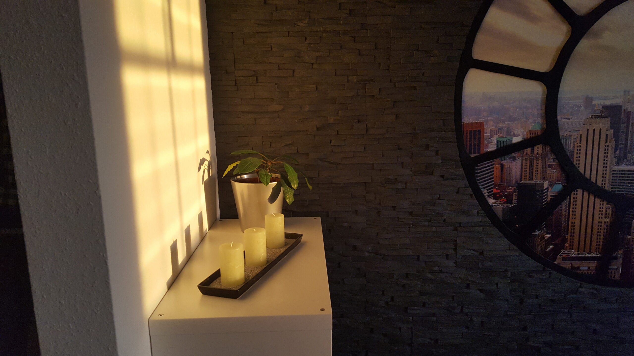 Wohndesign-Projekt: „Stadtblick durch Steinwand“