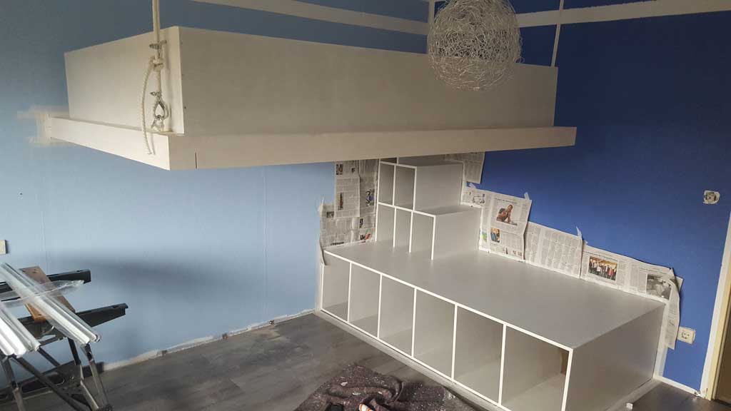 Wohndesign-Projekt: „Schwebendes Bett mit integrierter Treppenwand“